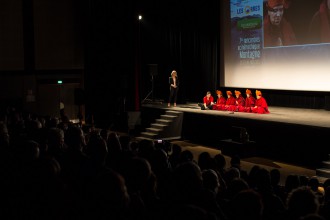 Les nonnes et Caroline sur scène