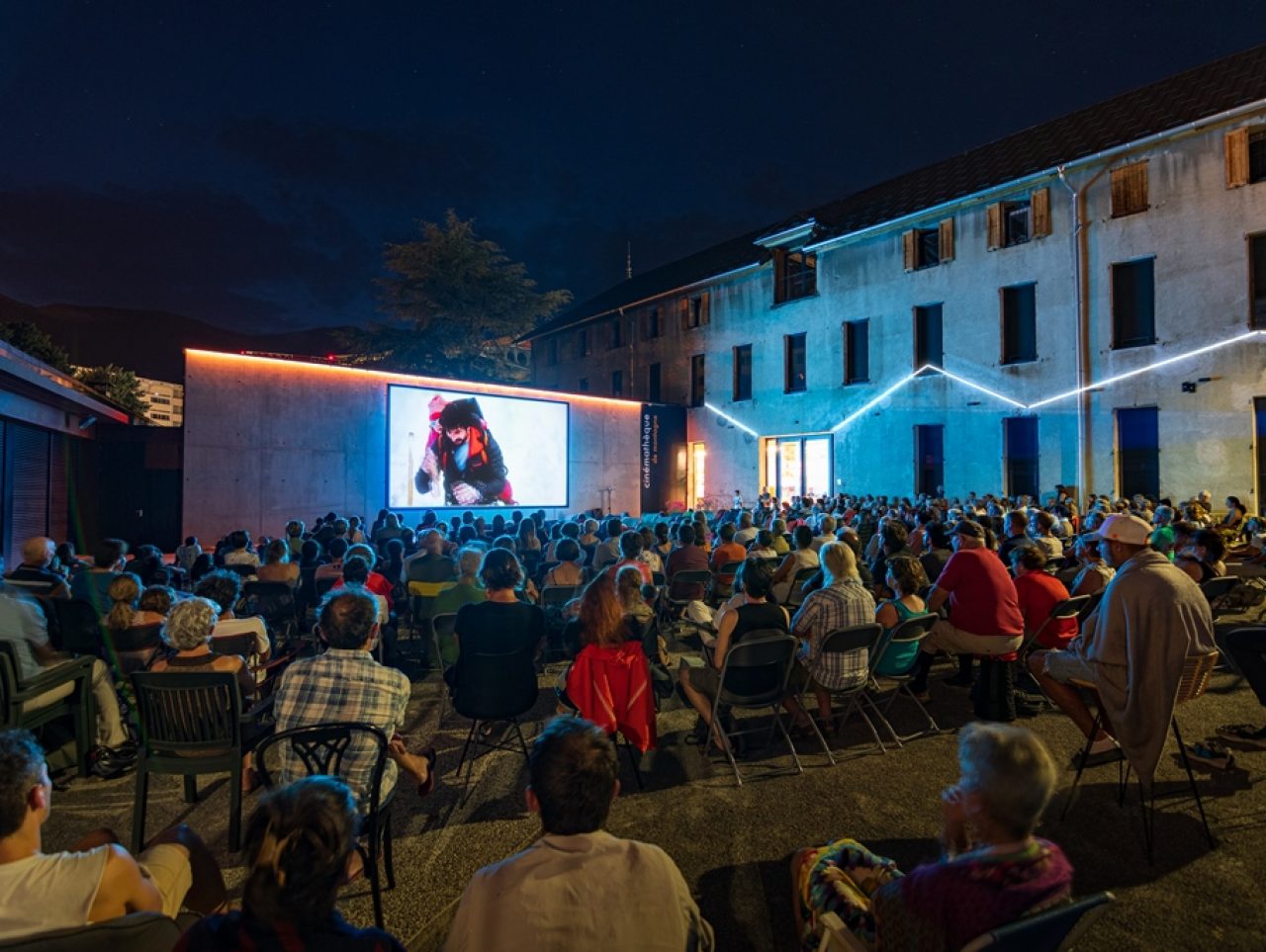 LES PROJECTIONS DANS LA COUR